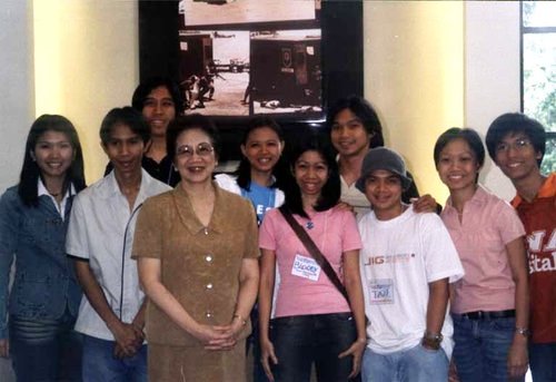 Tita Cory with the UCSC officers (that's me in pink)
